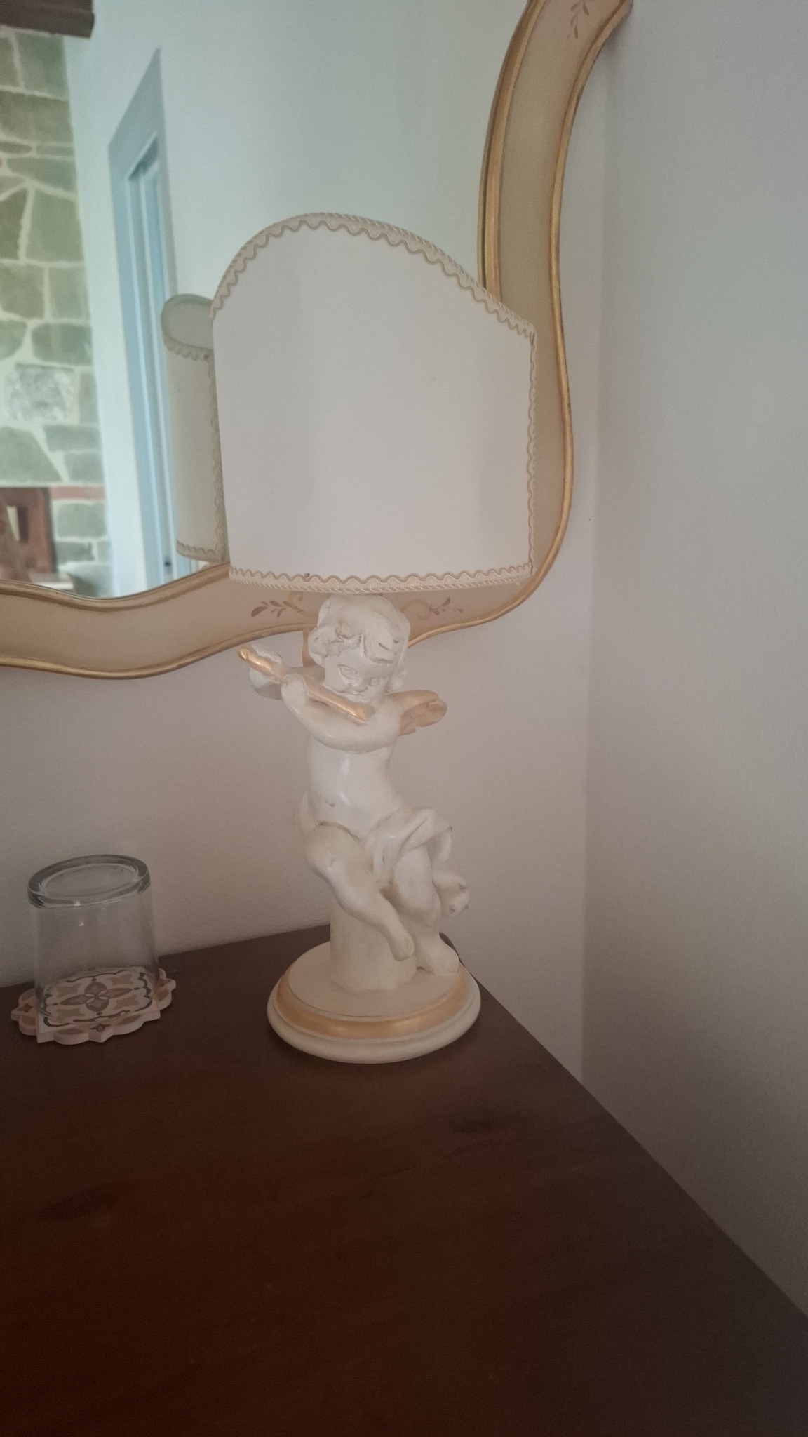 Lampada decorativa e specchio in stile classico