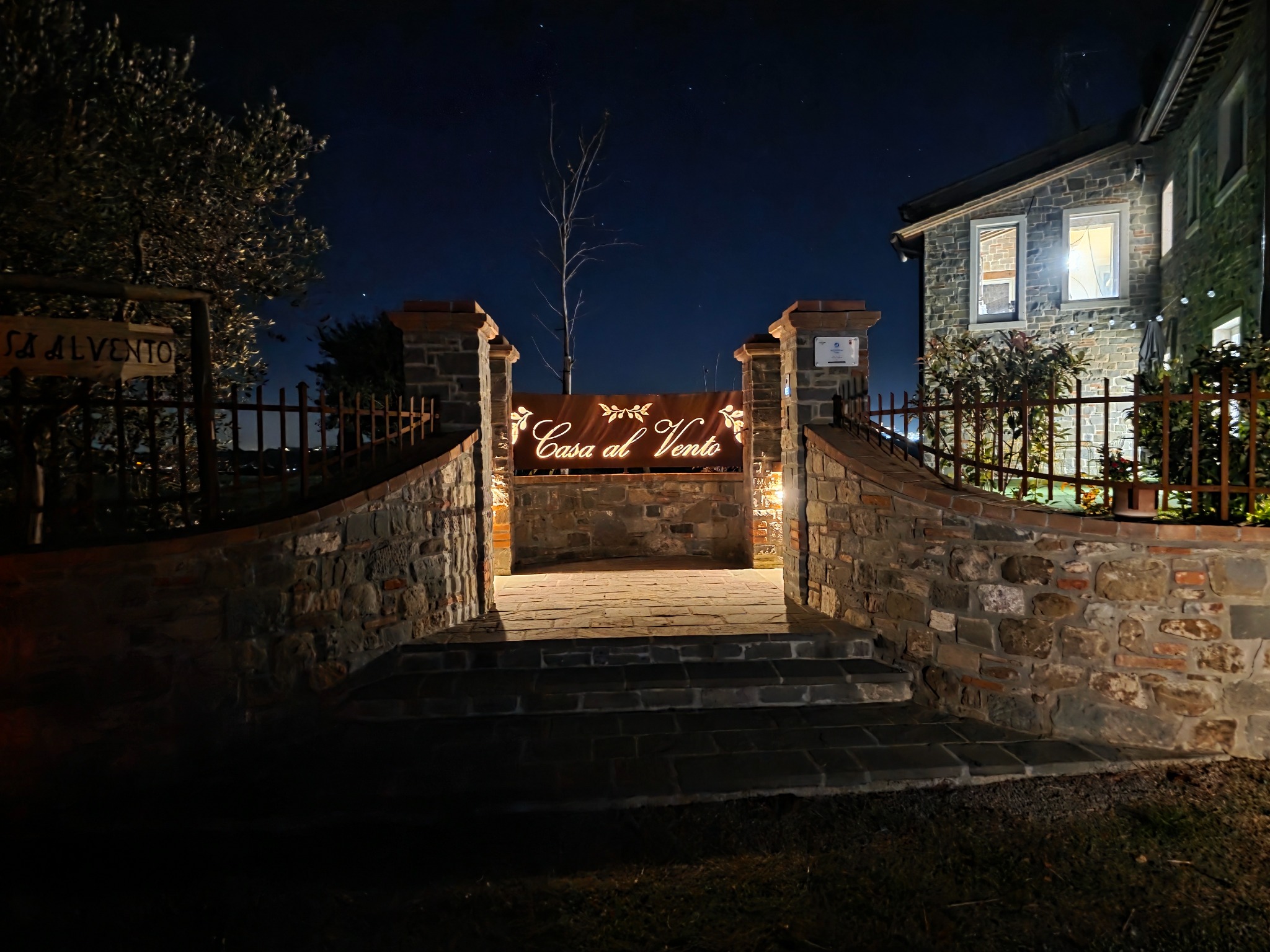 Ingresso illuminato dell'Agriturismo Casa al Vento