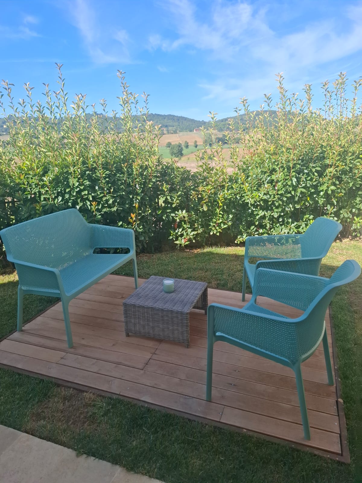 Spazio esterno arredato con vista sulle colline